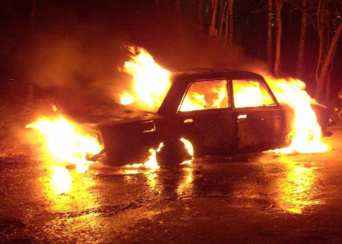 Недалеко от Копейска дотла выгорел автомобиль
