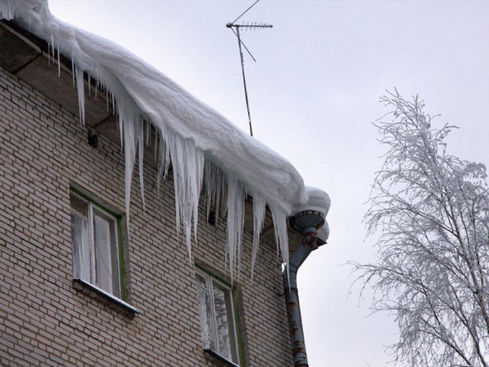 В Коркино на ребенка упала лавина снега с крыши