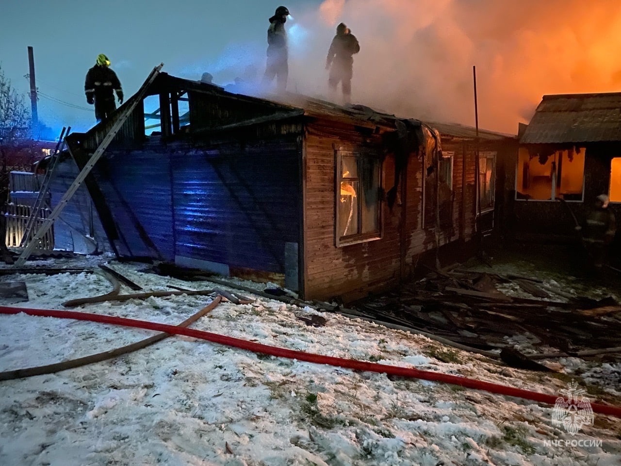 В Копейске сгорела половина дома | 31.10.2023 | Копейск - БезФормата