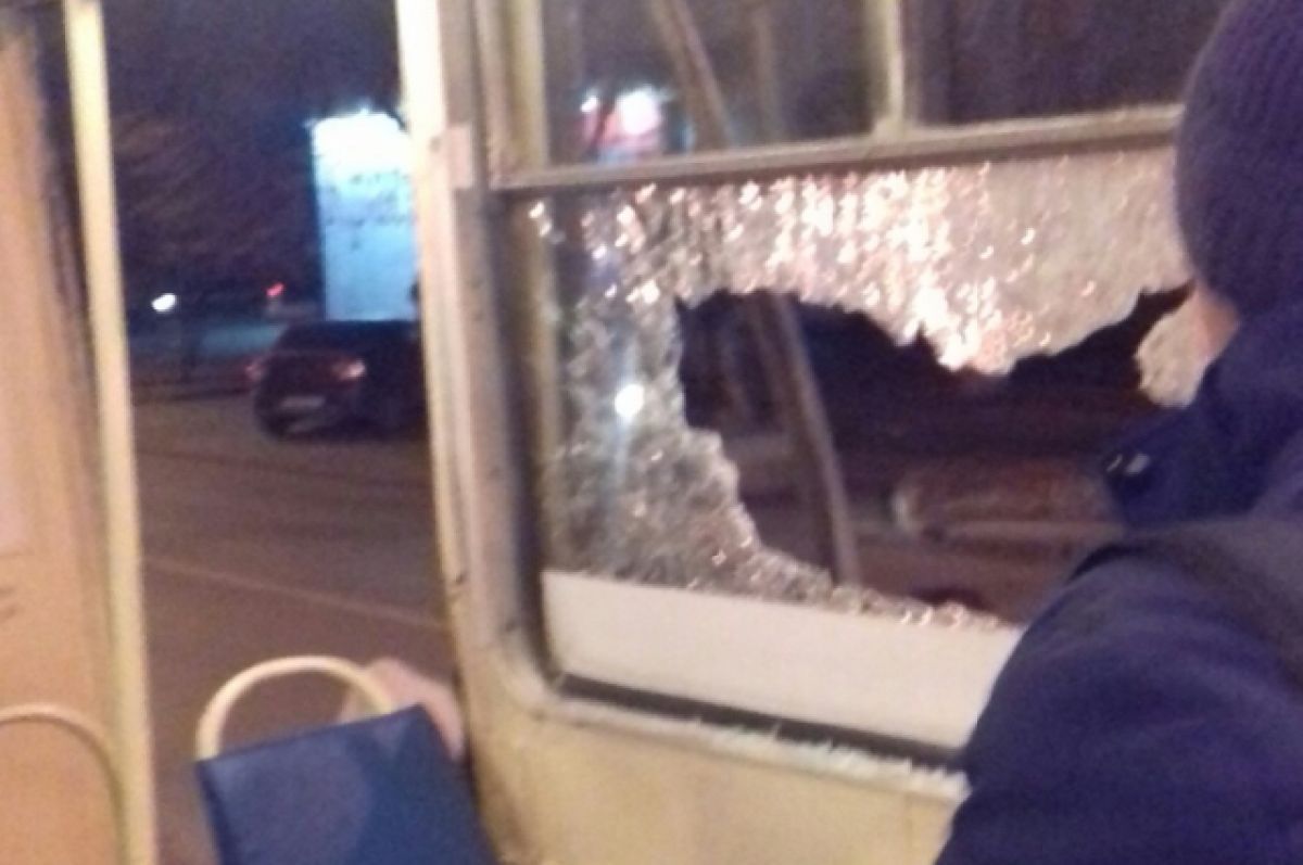 Экскаватор пробил окно трамвая с пассажирами в Челябинске