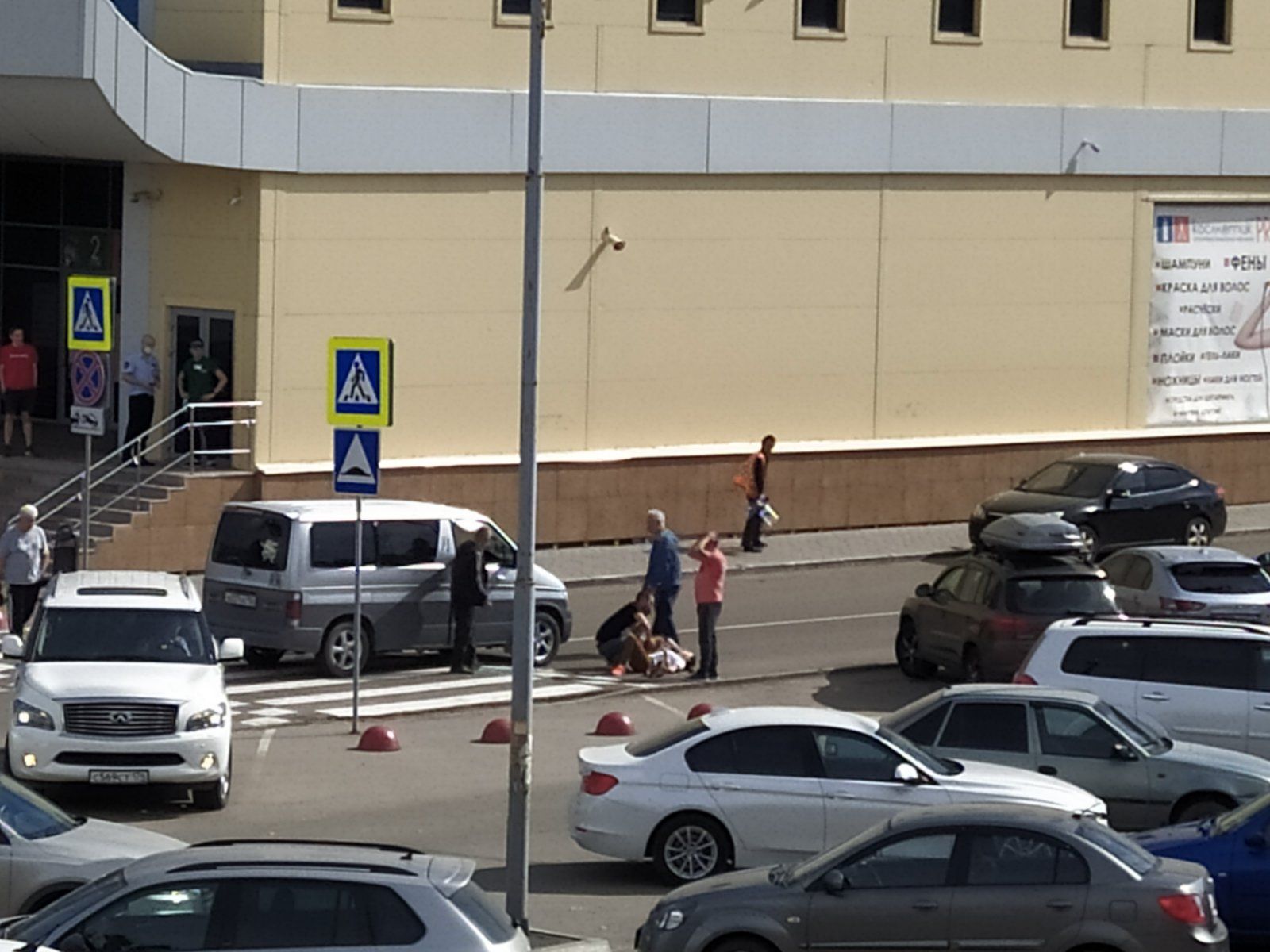 Девушку сбили на пешеходном переходе у ТРК «Слава»