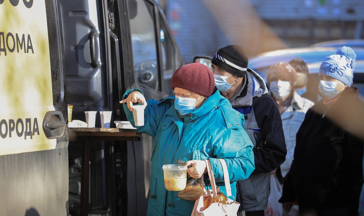 «Теплая помощь» в морозы. Бездомным челябинцам подарили 300 наборов с теплыми вещами и медсредствами