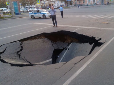 Огромная яма ограничила движение транспорта в Челябинске