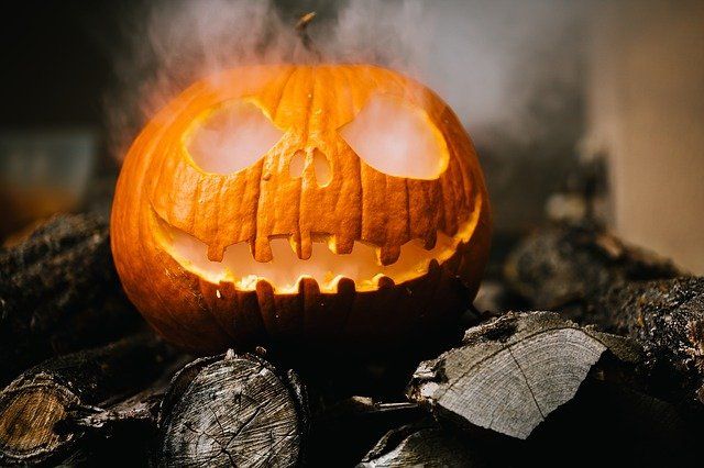Для чего на Хэллоуин делают страшную светящуюся тыкву?
