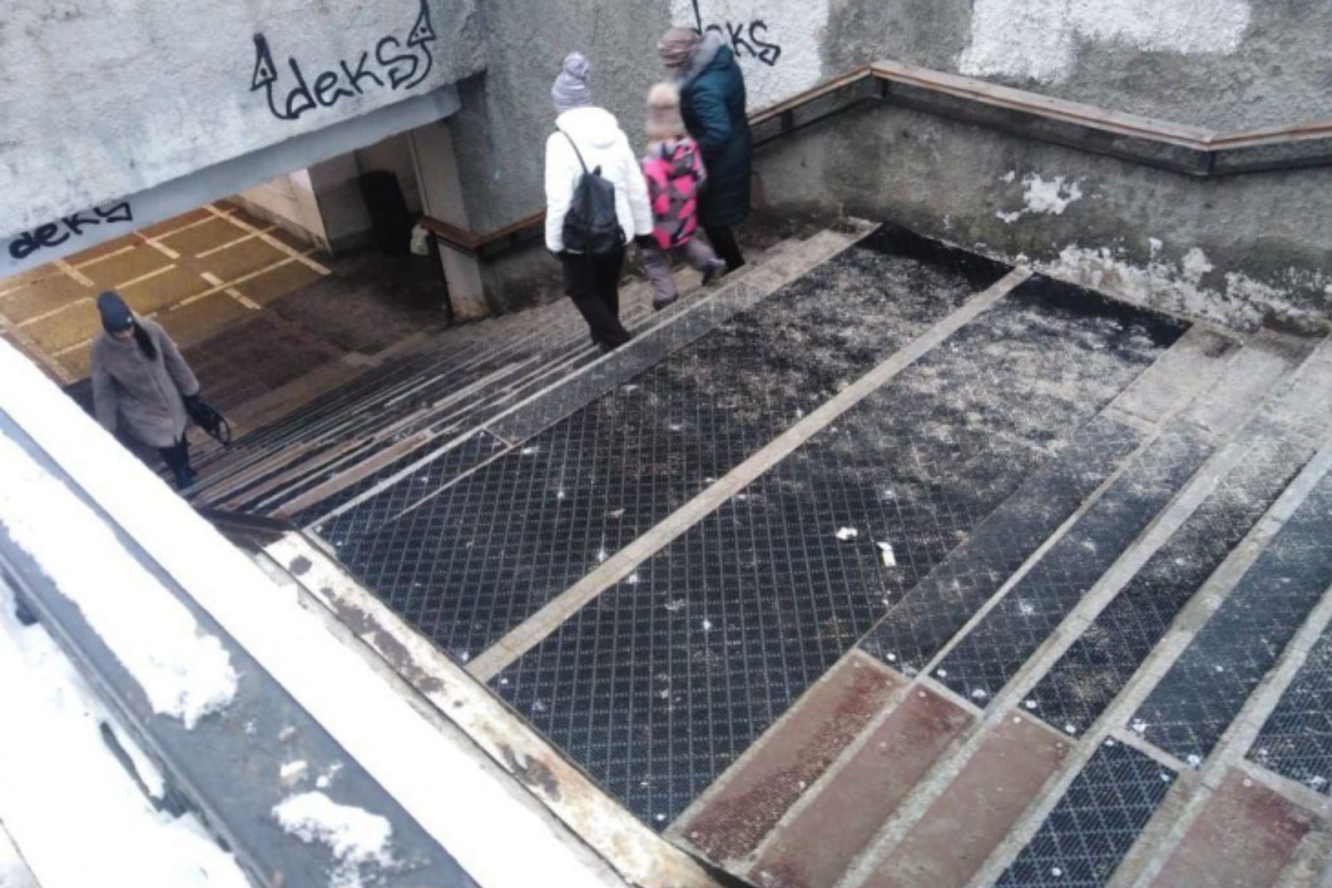 Подземные переходы в центре Челябинска покрыли противоскользящим покрытием