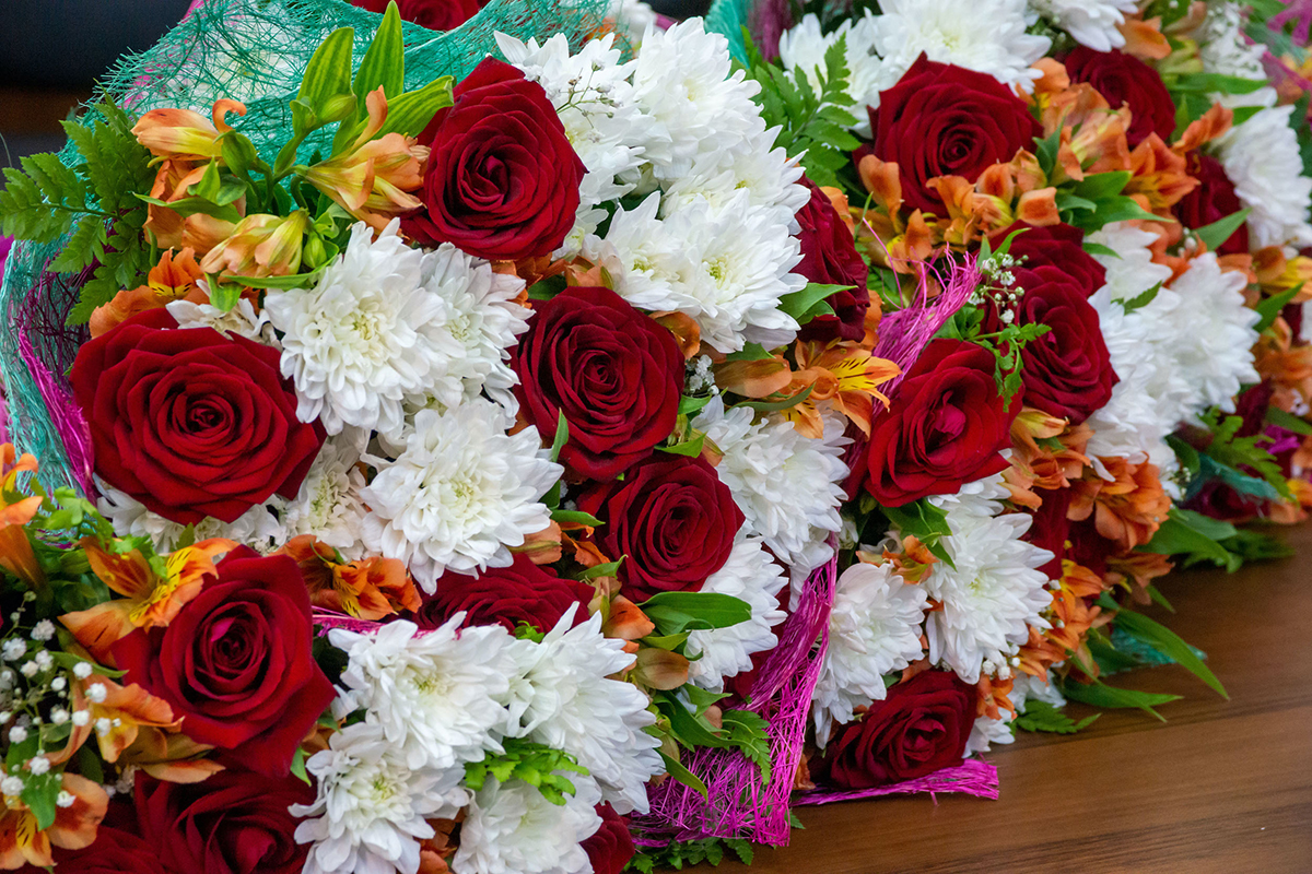 Большие букеты цветов с доставкой: особенности выбора и преимущества крупных цветочных композиций