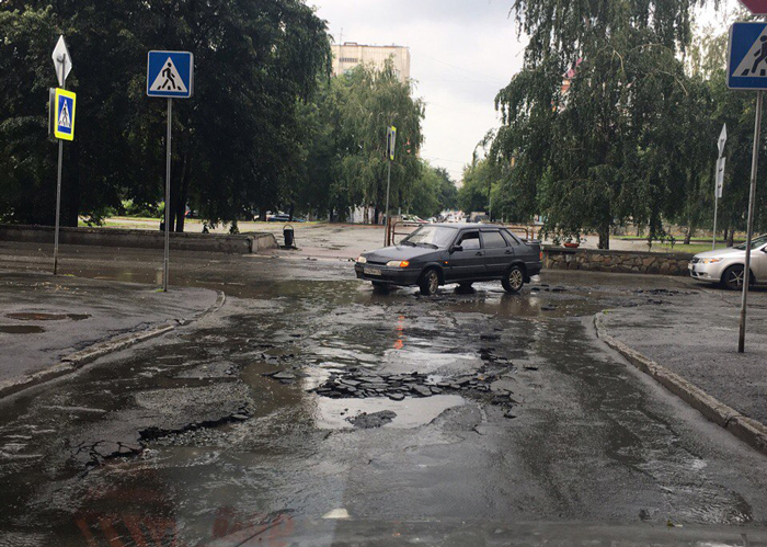 Это Россия, детка: асфальт смыло дождем в Челябинске