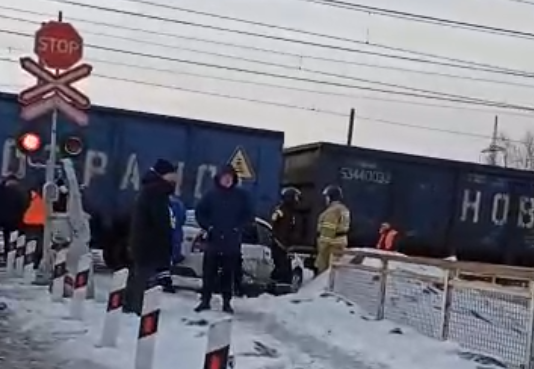 В Челябинске столкнулись поезд и легковой автомобиль
