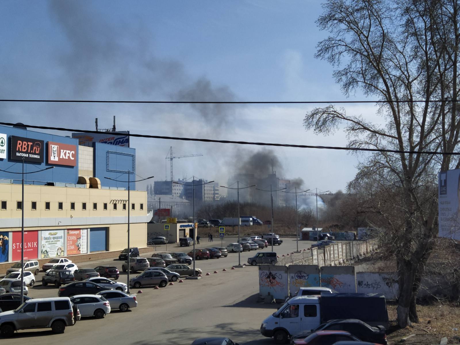 В центре Копейска пожарные борются с огнем