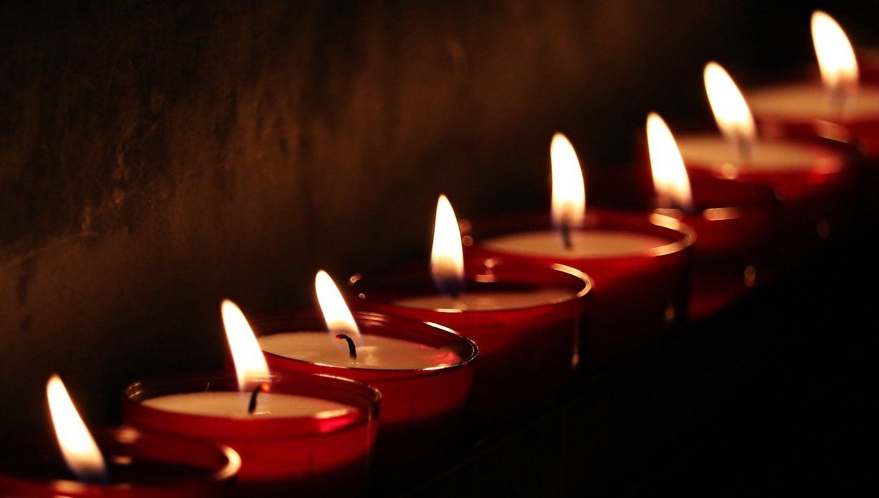 Челябинцы несут цветы и свечи в память о погибших в Казани