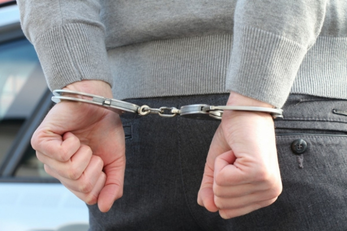 В Копейске задержали двух человек, которые попытались пронести в колонию наркотики