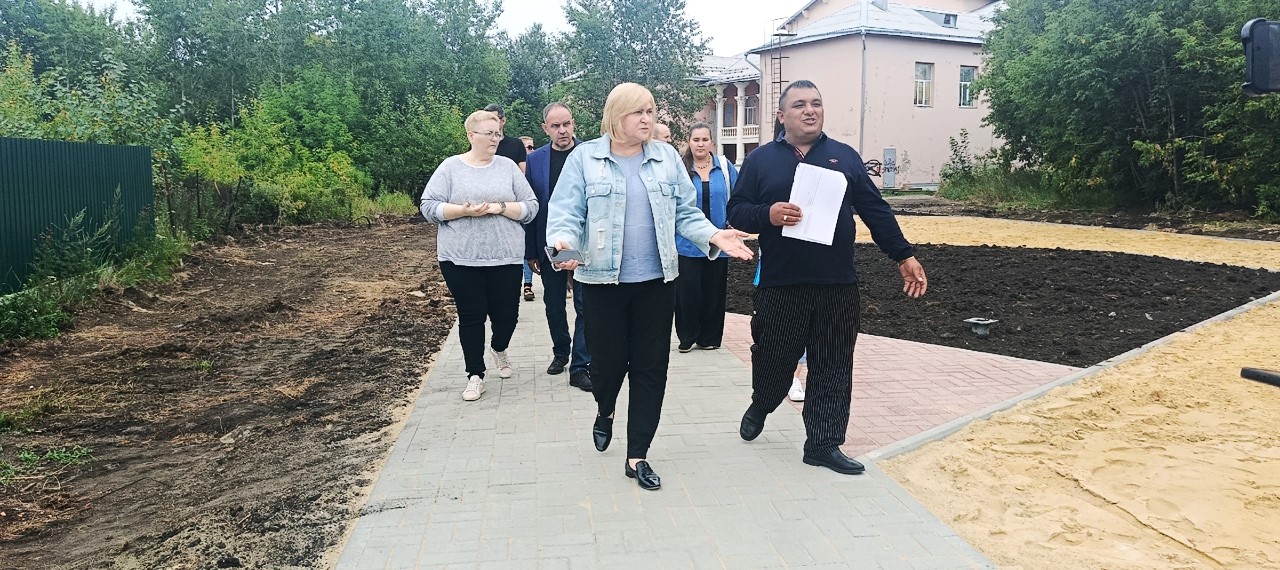 Глава Копейска проверила реконструкцию сквера у ДК Маяковского