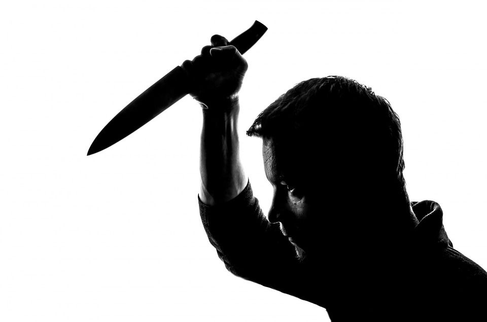 В Екатеринбурге мужчина напал на прохожих  с ножом