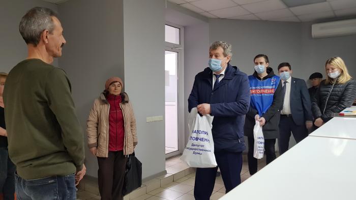 Литовченко передал тысячи перчаток и масок работникам ЖКХ Копейска