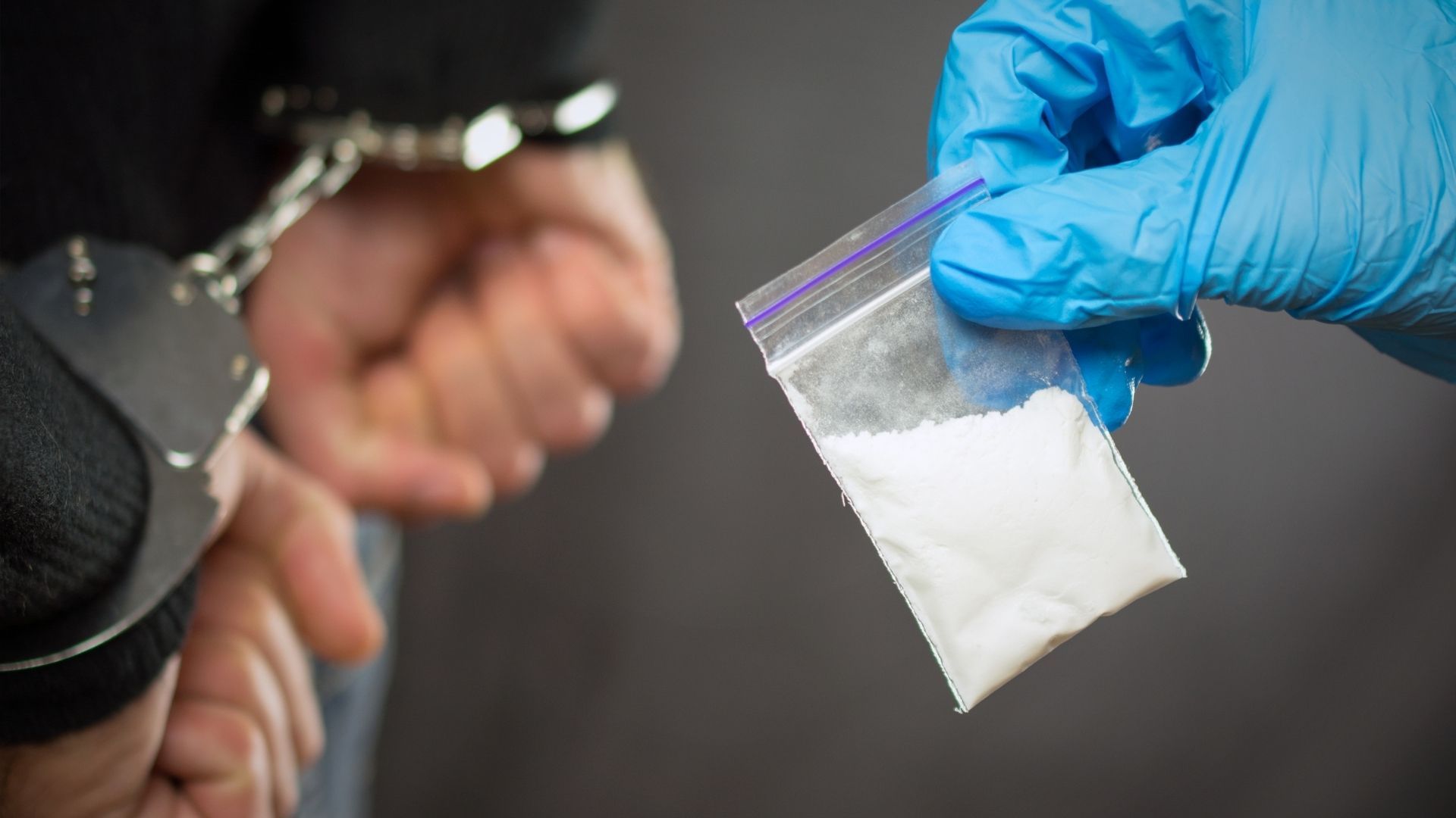 Полиция задержала копейчанку с 10 пакетами наркотиков