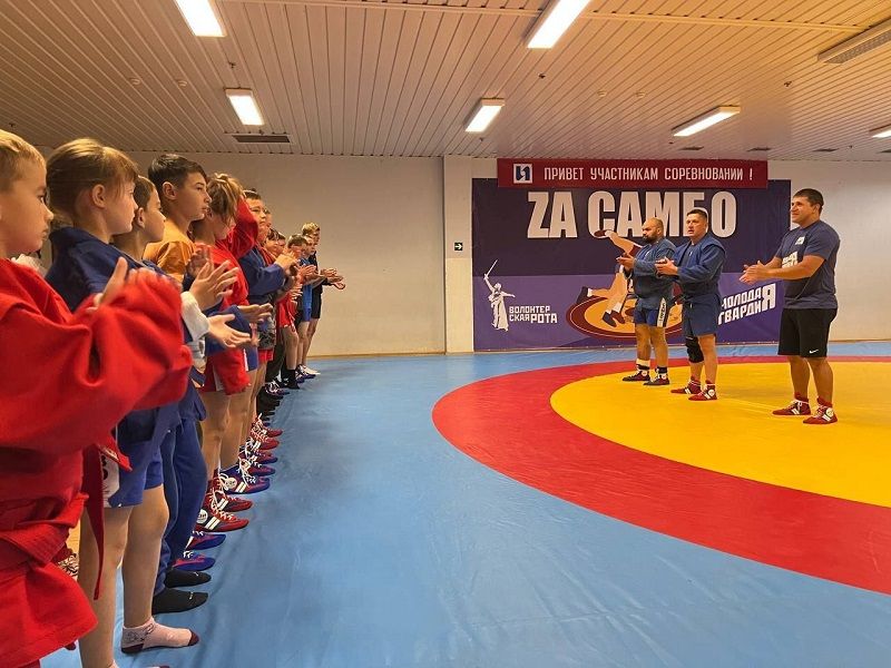Челябинский парламентарий провел тренировку по самбо для детей Мариуполя