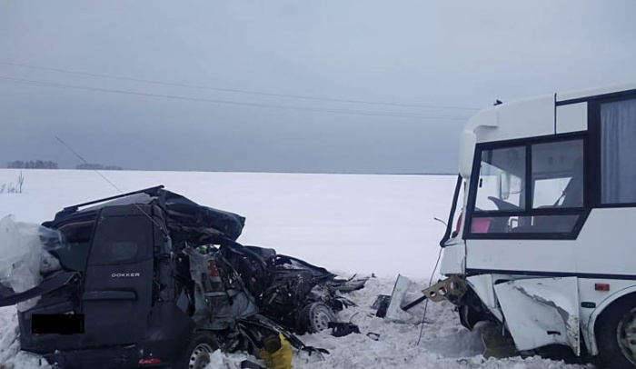 В автобус Курган-Челябинск врезался минивен, есть погибшие