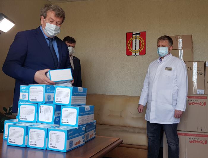 Анатолий Литовченко передал медицинские маски врачам Копейска