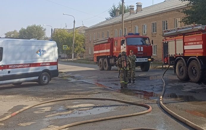 В Копейске эвакуировали 5 человек при пожаре в двухэтажном доме