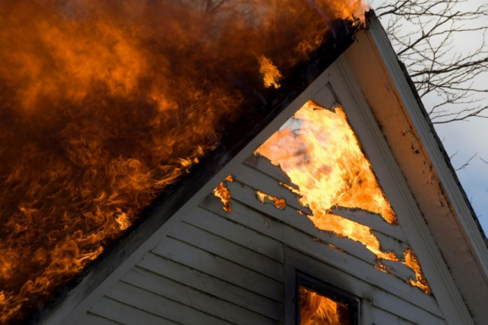 Молния сожгла жилой дом в Копейске 