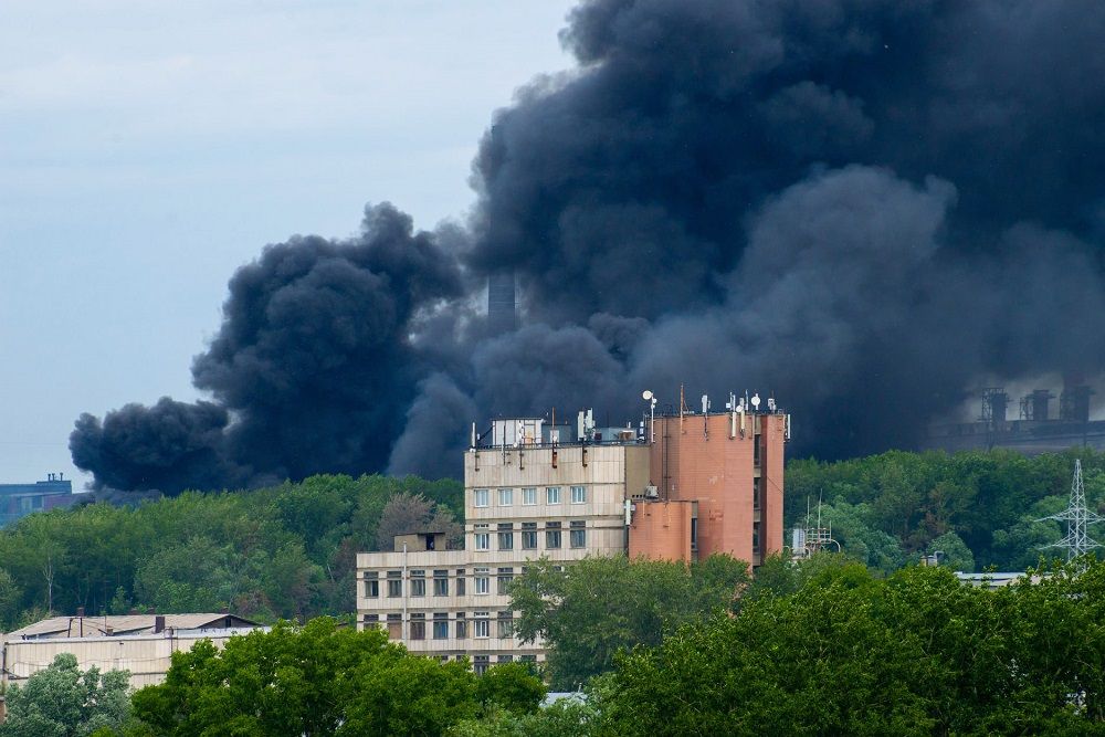 Крупный пожар произошел в Челябинске: огонь охватил уже 400 квадратных метров