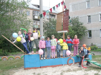 Волшебное царство детей: жители поселка Бажово своими руками сделали детскую площадку