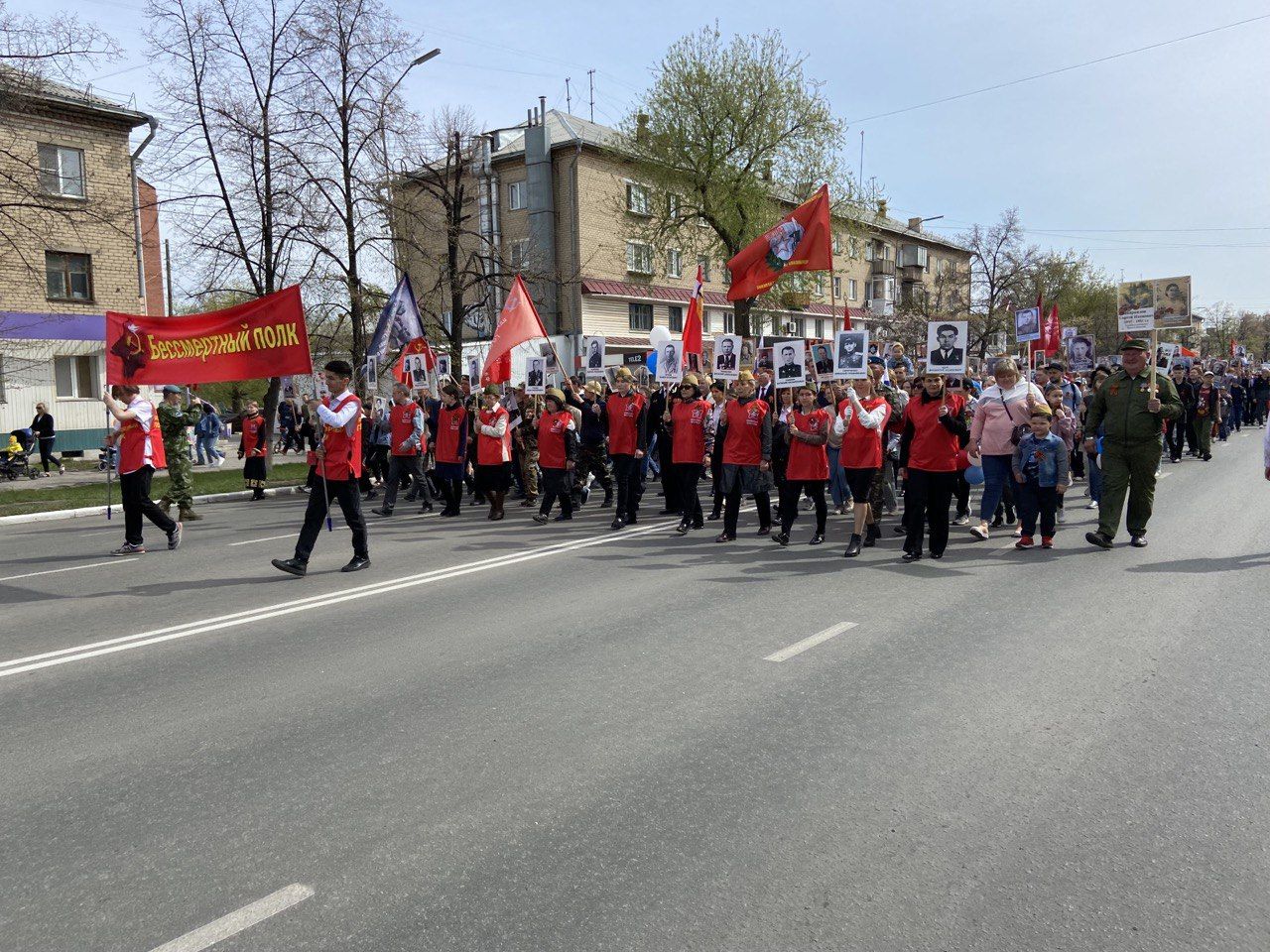 В Копейске проходит шествие Бессмертного полка