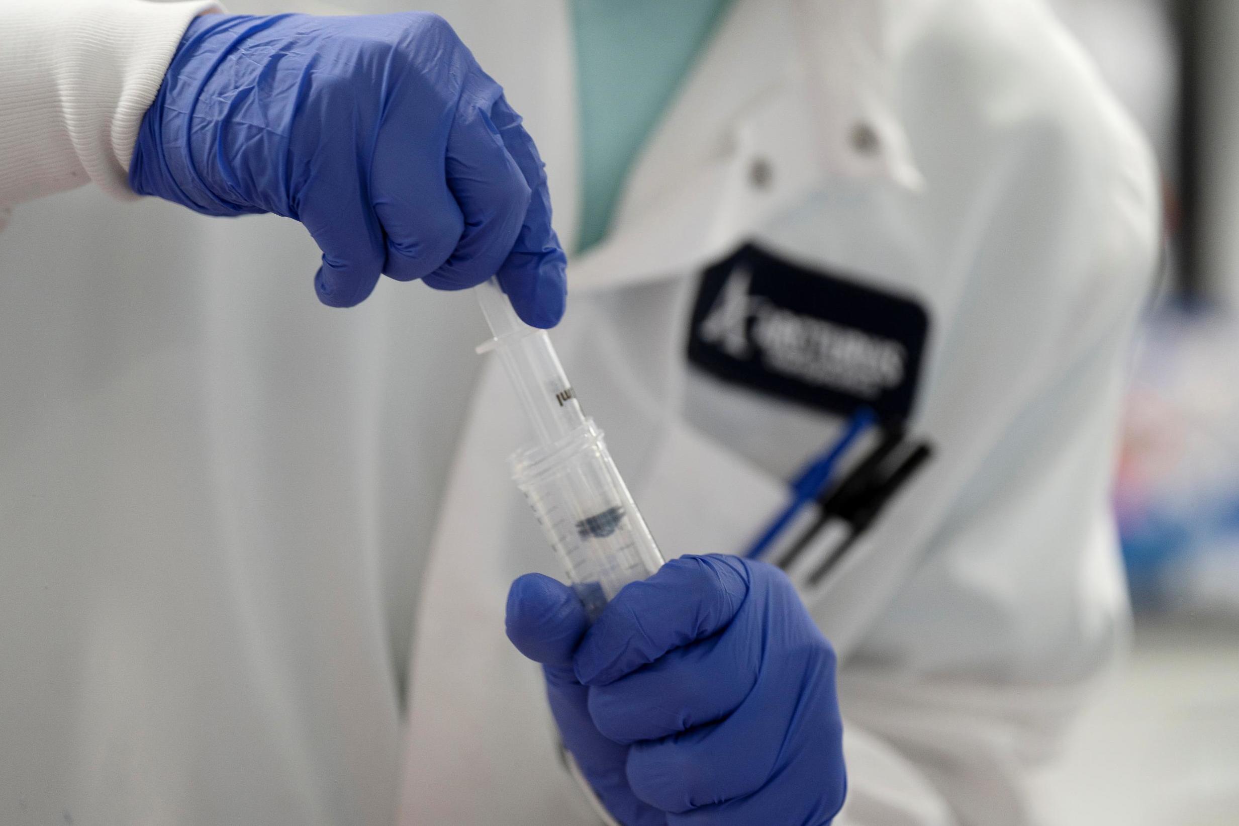 Российские ученые проводят испытания вакцины от коронавируса