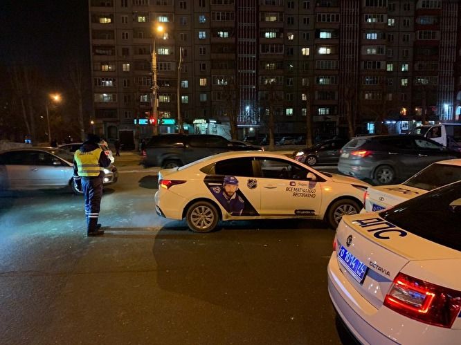 Водитель такси сбил на перекрестке трех подростков-пешеходов в Челябинске