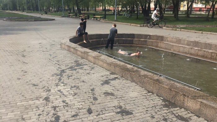 В Челябинске начал осыпаться недавно отреставрированный фонтан