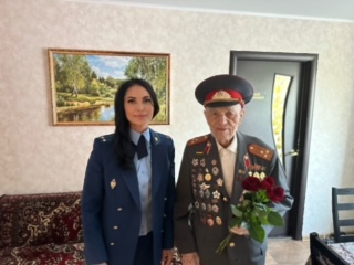 Сотрудники прокуратуры Копейска поздравили ветерана Великой Отечественной Войны 