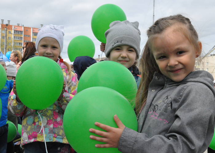 Детки Копейска отпустили 1418 воздушных шаров в небо
