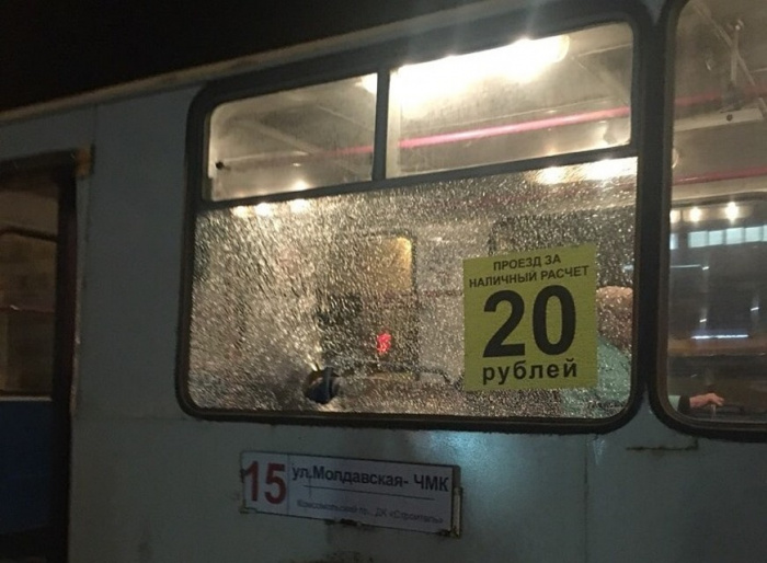 «Кидались крупными камнями». Челябинские хулиганы разбили окно в троллейбусе
