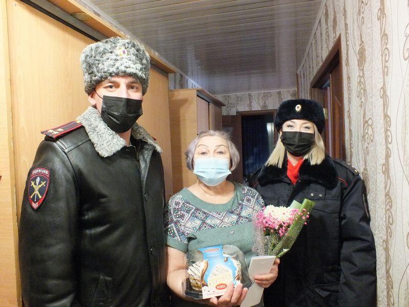 Сотрудники Отдела МВД России по городу Копейску посетили вдову погибшего сотрудника ОВД