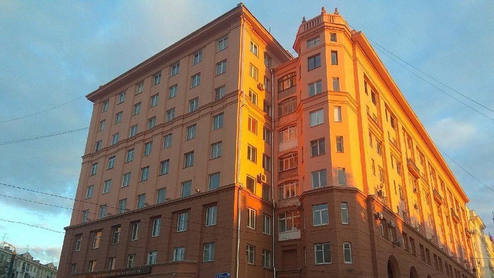 Гламурный дом в Челябинске покрасят в прежний цвет