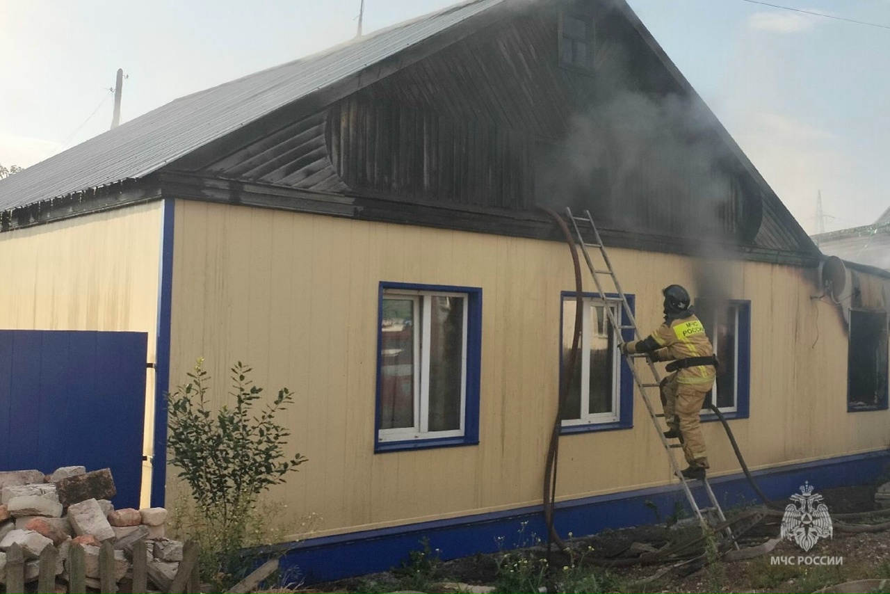 В Копейске огнеборцы борются с пожаром в частном доме