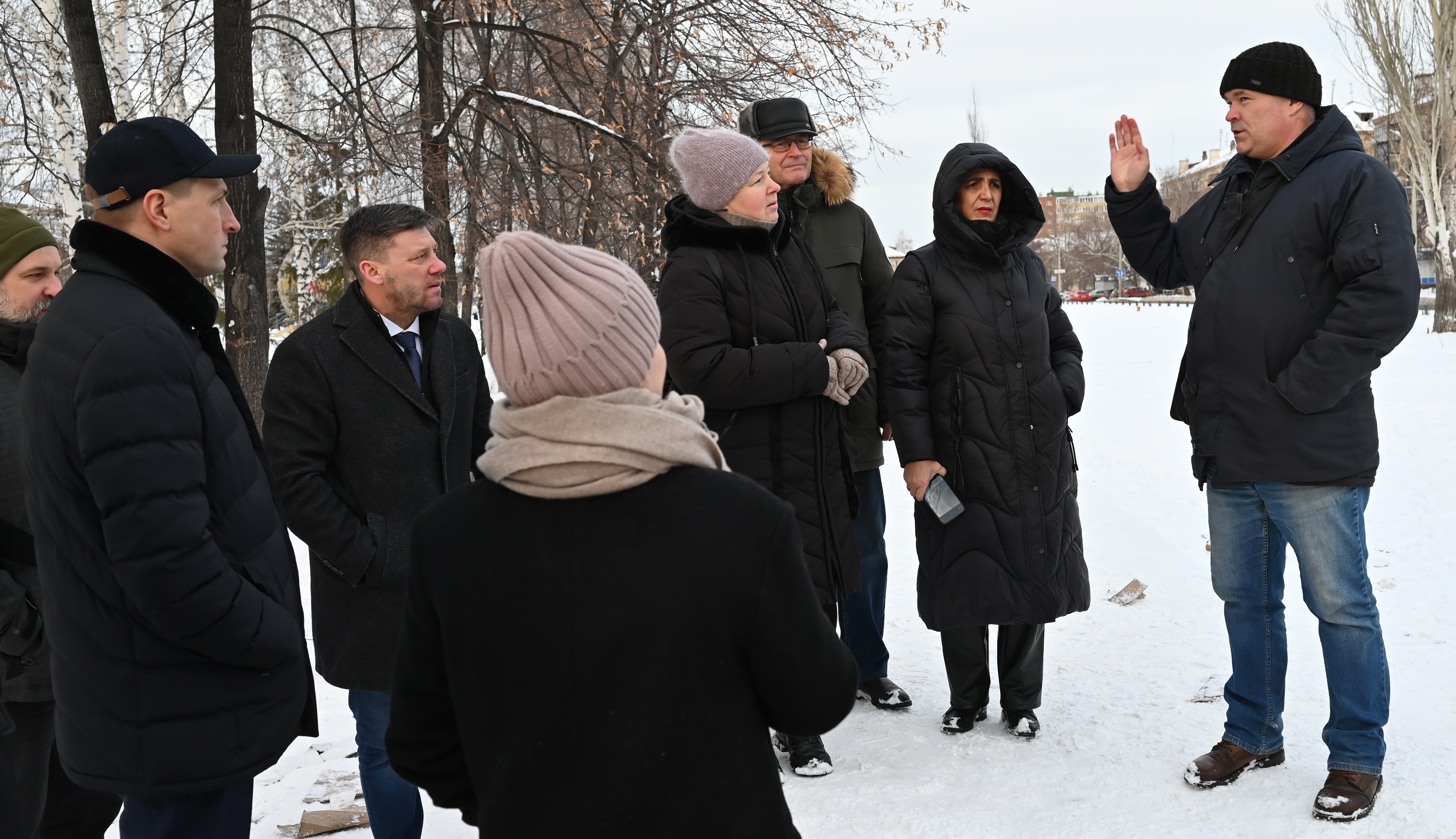 Активисты проверили готовность ледового городка