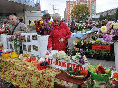 В Копейске состоялась выставка садоводов. Глава города высоко оценил вкусовые качества их продукции