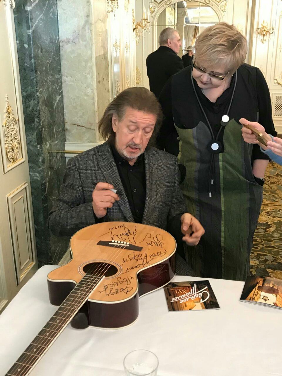 Гитара с автографом Олега Митяева будет разыграна на благотворительном аукционе фонда «Родная»