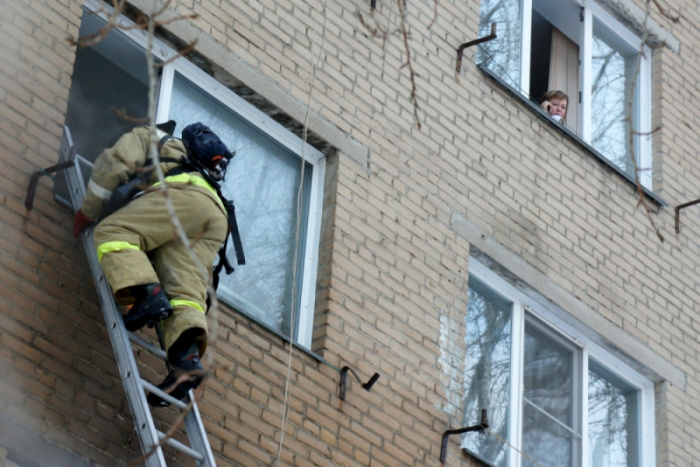 Пожарные вытащили 21 человека из вспыхнувшего общежития