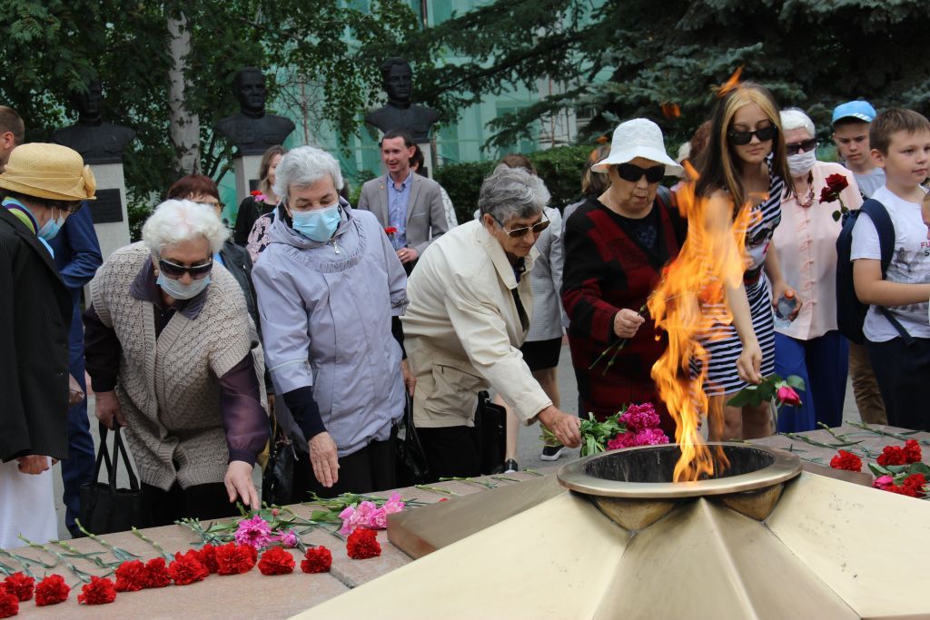 В Копейске в День памяти и скорби возложили цветы к Вечному огню