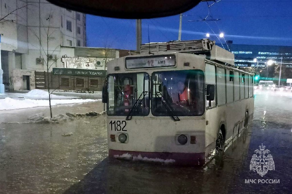 Троллейбус в Челябинске заехал в большую лужу на дороге и загорелся