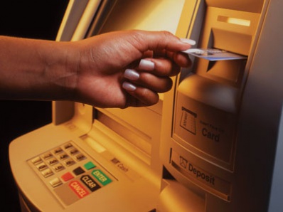 С банковских карт копейчан все чаще похищают деньги