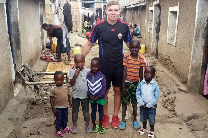 Молодой челябинец после излечения от рака уехал в Африку и помогает детям  