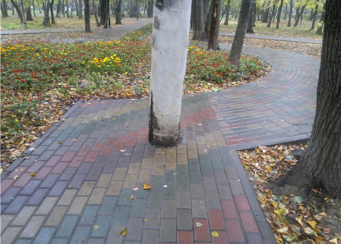 Фонарные столбы установили посреди тротуара в Челябинске, люки – в Копейске