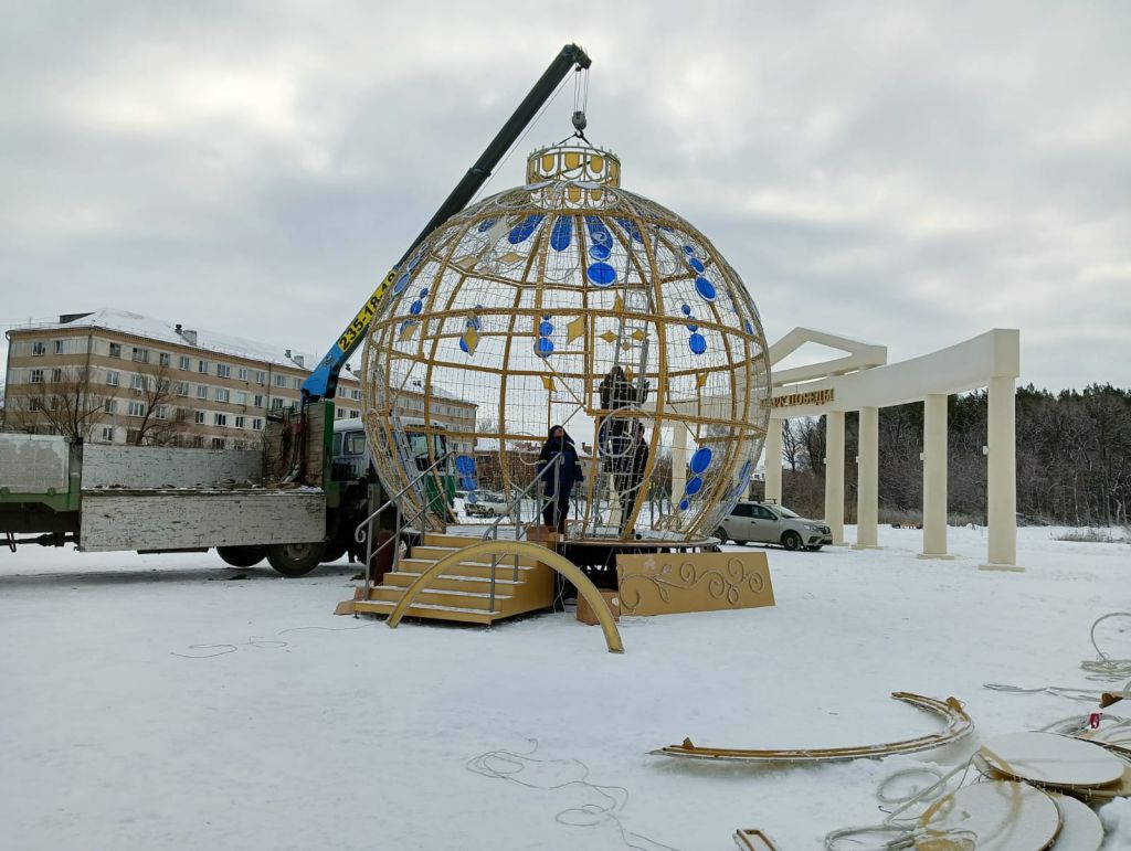 Главная площадь города готовится к Новому году | 19.12.2023 | Копейск -  БезФормата