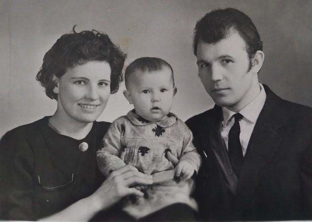 1960-е годы. Людмила Гулина с супругом Владимиром и старшей дочерью Ириной.jpg