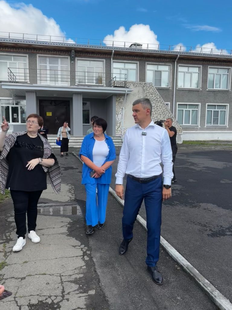 Временно исполняющий полномочия главы Копейского городского округа Андрей Арасланов с инициативной группой жителей на новой площадке у ДК в Калачево..jpg