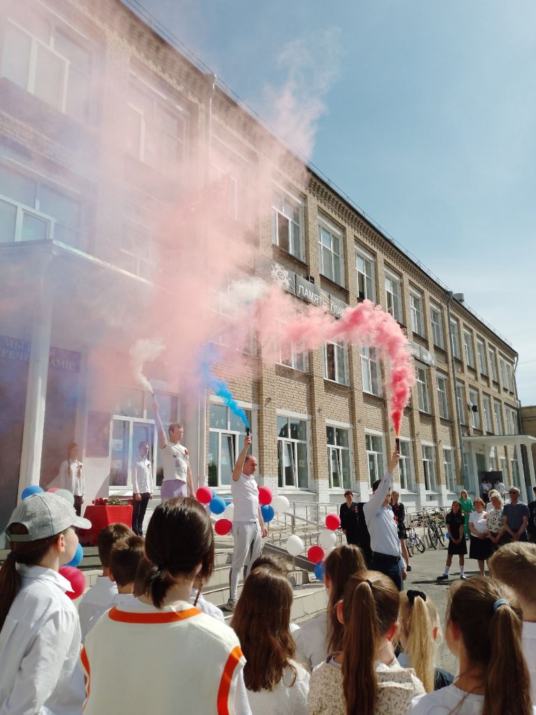 Сегодня в 14:00 в школе №48 Копейска состоялось открытие мемориальной доски  | газета 