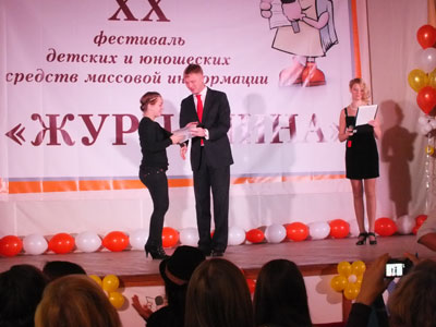 Начальник Главного управления по молодежной политике Антон Бахаев вручает диплом лауреата копейчанке Ульяне Малёвой 